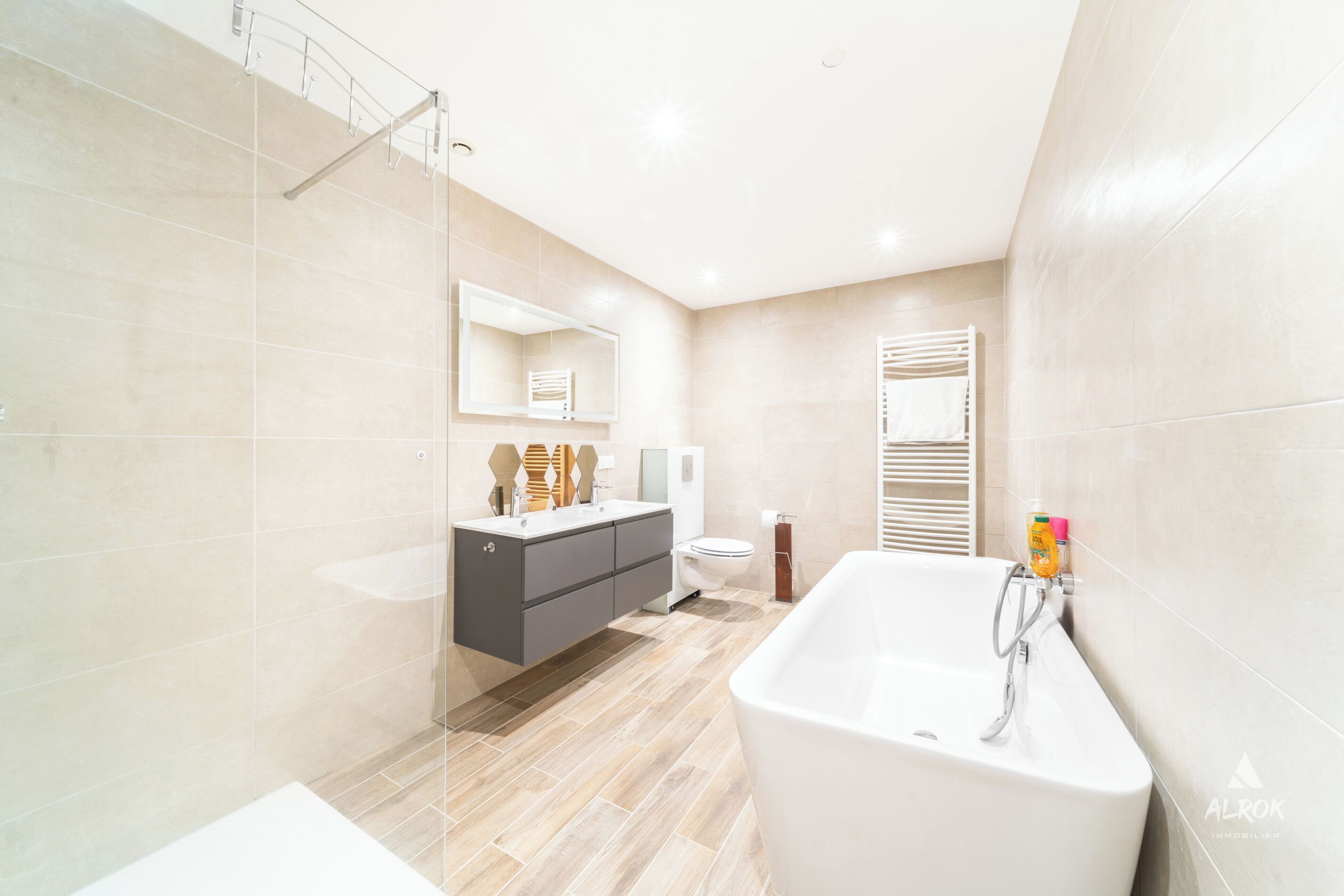 Douche, sèche-cheveux, serviettes fournies, savon