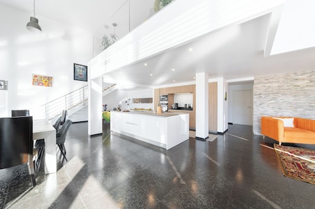 Intérieur. Villa moderne XXL de 360m2 au coeur de la Vallée Noble, avec piscine et vue