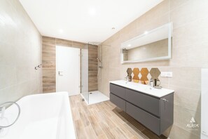 Douche, sèche-cheveux, serviettes fournies, savon