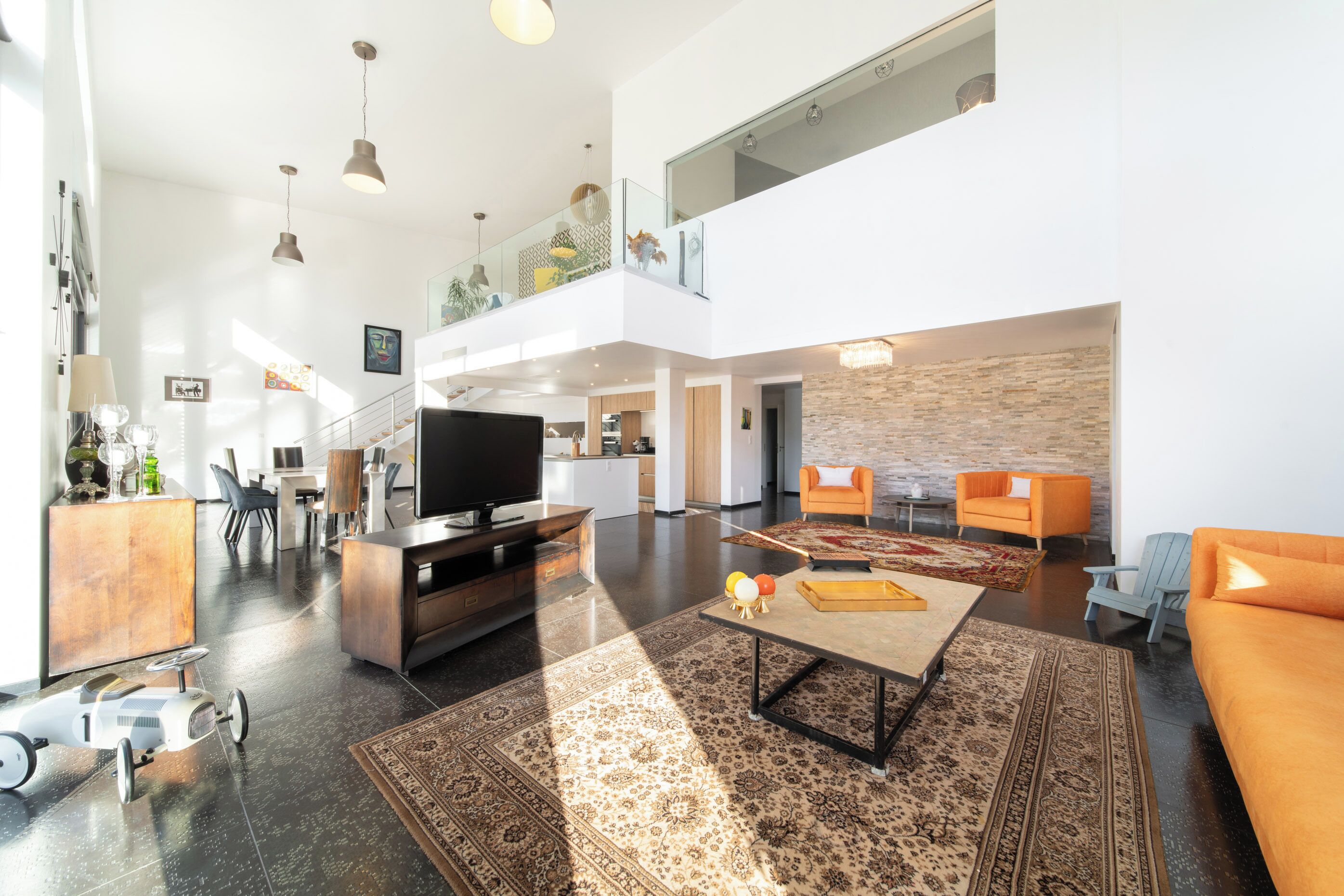 TV connectée, livres, chaîne hi-fi