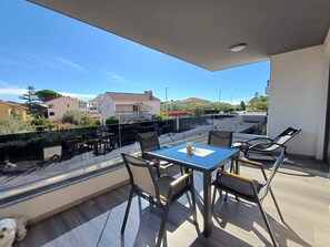 Outdoor dining - Premium 4 stars Apartment Krk, 5 min to Beach & City Center, Smart TV, Netflix (Krk)