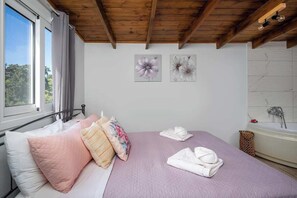 Vila luxo, sacada, vista para a cidade | Cofres nos quartos, quartos à prova de som