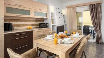 Deluxe Villa, Balcony, City View | Private kitchen