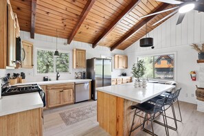 Fridge, microwave, oven, stovetop - Summit Ridge • Walk to Slopes (Big Bear Lake)
