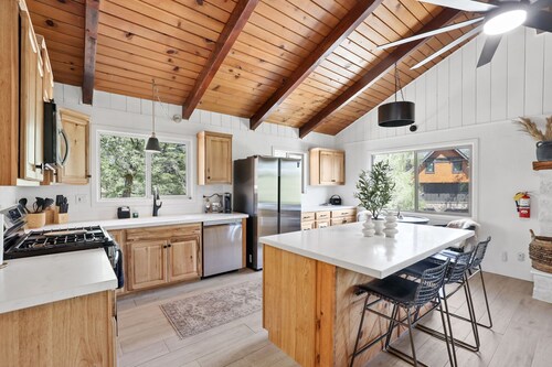 Summit Ridge • Sauna, Spa & Sports Court • Private Trailheads Near Snow Summit