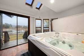 Interior - Wake & Lake • Lakefront • Spa • Pool table (Big Bear Lake)