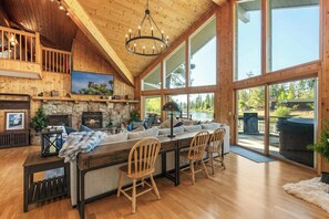 TV, fireplace, offices - Pines & Paddles • Lakefront • Spa • Gaming Loft (Big Bear Lake)