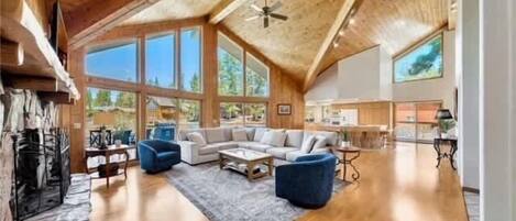 Fernseher, Kamin, Arbeitsbereiche