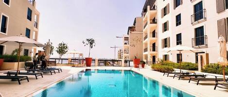 Una piscina al aire libre