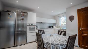 Coffee/tea maker, electric kettle