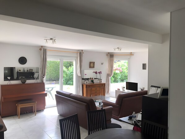 Interior - Guest Room in Louvigny with Wi-Fi, Garden, and Breakfast Included (Louvigny)