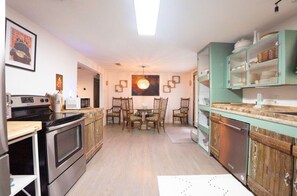 Fridge, microwave, oven, stovetop - Welcome to Super Frog Cottage!Fully fenced & gated 1.5 acre country get away. (Blue Ridge)