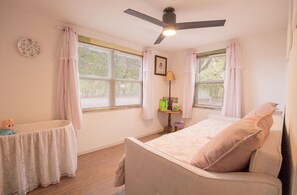 Free WiFi, wheelchair access - Welcome to Super Frog Cottage!Fully fenced & gated 1.5 acre country get away. (Blue Ridge)