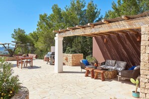 Outdoor dining - Villa 'Arcadia' with Sea Views, Wi-Fi and Air Conditioning (San José)