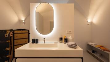 Articles de toilette gratuits, sĂšche-cheveux, serviettes fournies