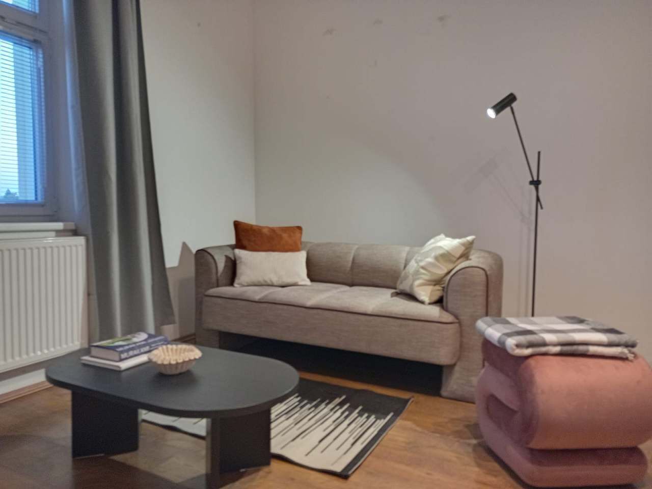 Una Smart TV, una mesa de tenis de mesa