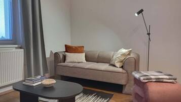 Una Smart TV, una mesa de tenis de mesa