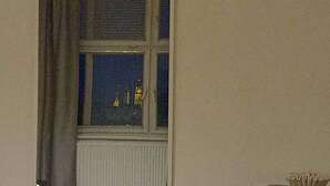 A room with a window, a radiator, and a cabinet. - Apartment with Cathedral View in Hradec Králové (Hradec Králové)