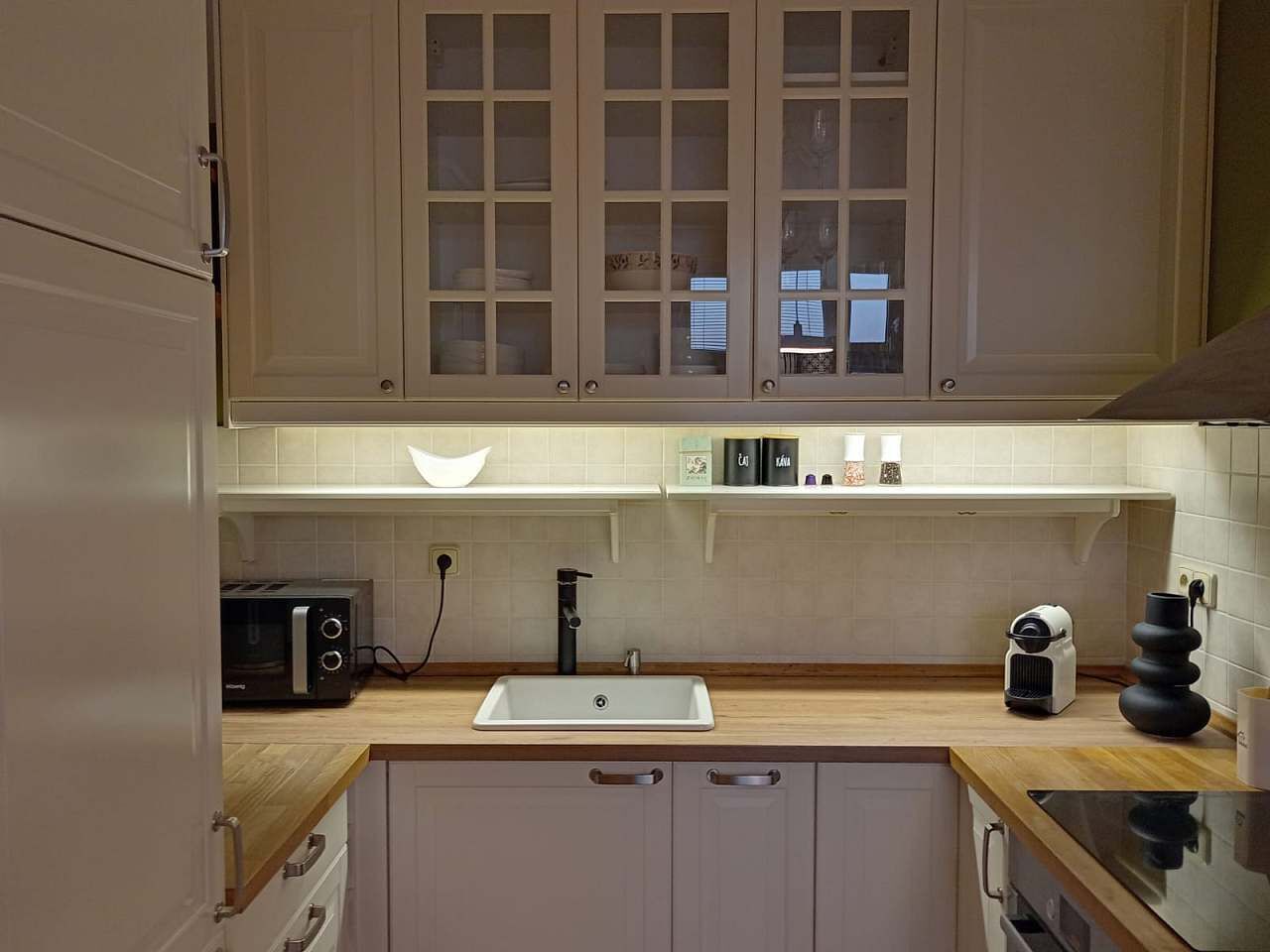 Frigorífico, microondas, horno y placa de cocina