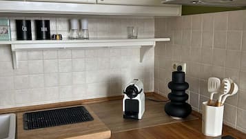 Een koelkast, een magnetron, een oven, een kookplaat