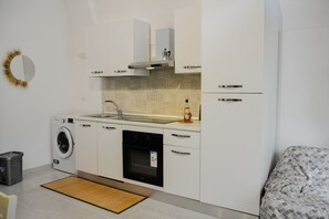 Een koelkast, een oven, een kookplaat, een vaatwasser