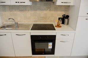 Kjøleskap, ovn, kokeplater og oppvaskmaskin