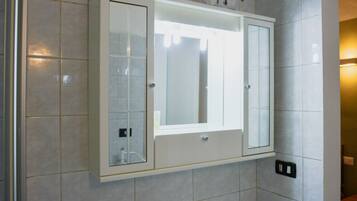 Een haardroger, handdoeken