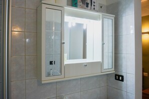 Secador de cabelo, toalhas de banho