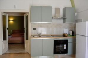 Frigorífico, horno, placa de cocina y cafetera o tetera