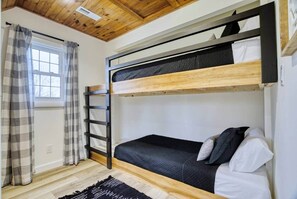 3 habitaciones, tabla de planchar con plancha, wifi y ropa de cama 