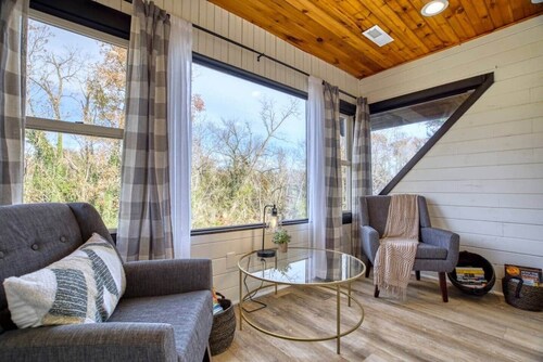 The Black Log Cabin - Hot Tub & Game Room