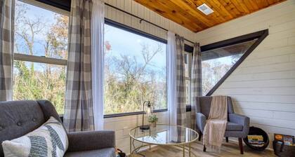 The Black Log Cabin - Hot Tub & Game Room