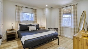 3 bedrooms, iron/ironing board, WiFi, bed sheets - The Black Log Cabin - Hot Tub & Game Room (Fredericksburg)