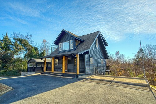 The Black Log Cabin – Hot Tub, Game Room & Walk to Downtown Fredericksburg.