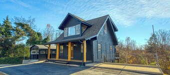 The Black Log Cabin – Hot Tub, Game Room & Walk to Downtown Fredericksburg.