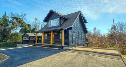 The Black Log Cabin – Hot Tub, Game Room & Walk to Downtown Fredericksburg.