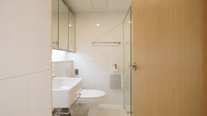 Haartrockner, Handtücher, Seife, Toilettenpapier