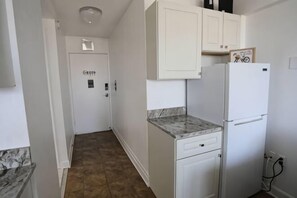 Room - Pool Luxury Oceanfront Family Getaway w/ Balcony (Daytona Beach)