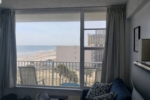Room - Pool Luxury Oceanfront Family Getaway w/ Balcony (Daytona Beach)