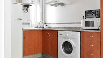 Kühlschrank, Mikrowelle, Herdplatte, Wasserkocher mit Kaffee-/Teezubehör