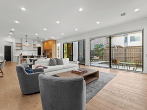 Smart TV, offices - Stunning Modern Farmhouse w/ Pool (Dallas)