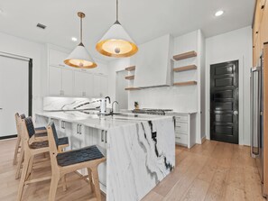 Réfrigérateur, four à micro-ondes, un four, surface de cuisson