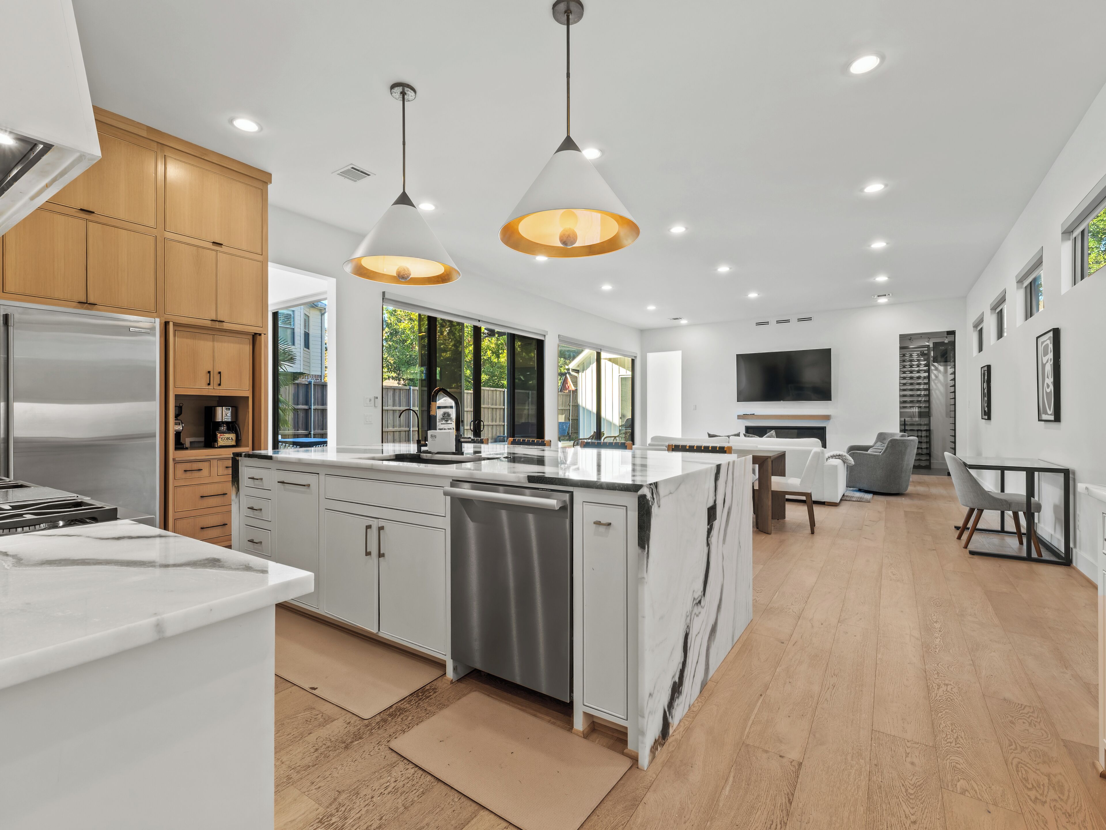 Réfrigérateur, four à micro-ondes, un four, surface de cuisson