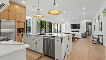 Réfrigérateur, four à micro-ondes, un four, surface de cuisson