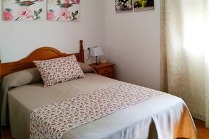 2 bedrooms, iron/ironing board, WiFi - Chalet Chaparrillo Conil Rentals with Private Pool, Wi-Fi, and Air Conditioning (Cádiz)
