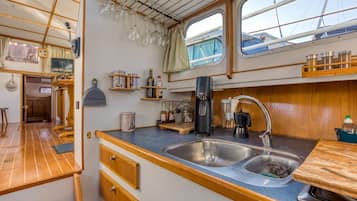 Réfrigérateur, four, plaque de cuisson, cafetiÚre/bouilloire