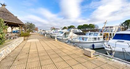 Péniche 'Bateau Gré' with Private Terrace