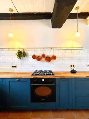 Fridge, microwave, oven, stovetop - The Snug House: Rustic and charming cottage in the Dordogne (Eyraud-Crempse-Maurens)