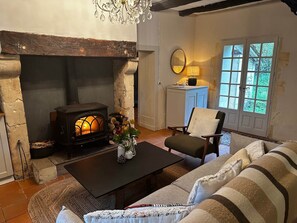 TV, fireplace - The Snug House: Rustic and charming cottage in the Dordogne (Eyraud-Crempse-Maurens)