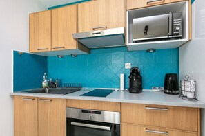 Fridge, microwave, oven, stovetop - Studio Emma – Sea View with Terrace (Le Croisic)